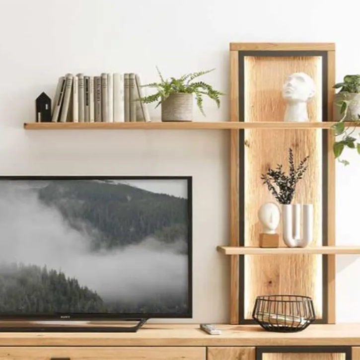 Wohnwand mit dekorativem Wandpaneel, offenen Regalen und natürlicher Holzoptik – stilvoll und wohnlich zugleich.